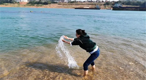 五行缺水适合什么颜色 缺水的人什么颜色最旺